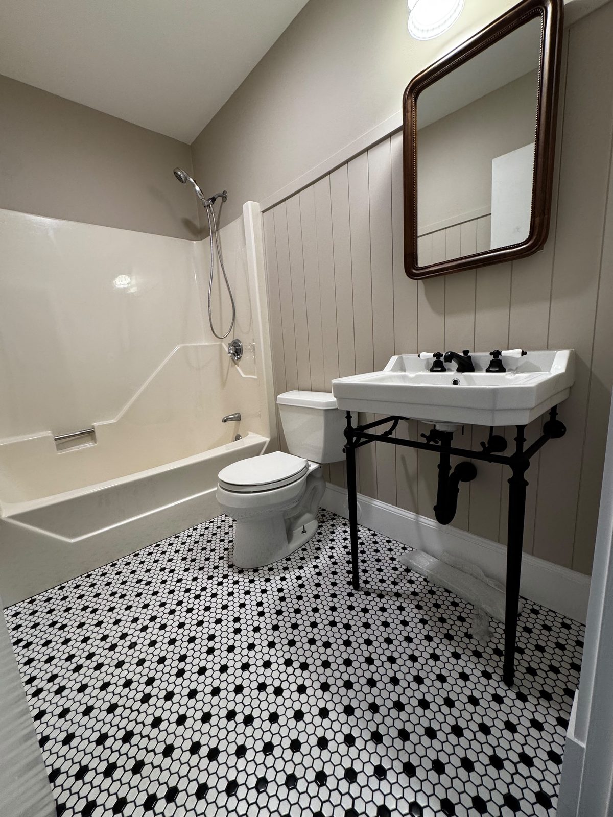 Classic Black & White Bath
