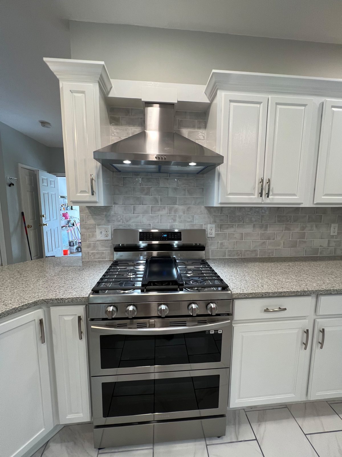 White Kitchen & Gas Range